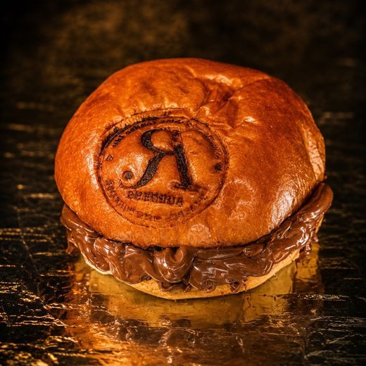 Nutella Brioche con la R. marcada en el pan