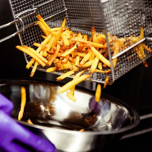 Patatas fritas saliendo de la freidora