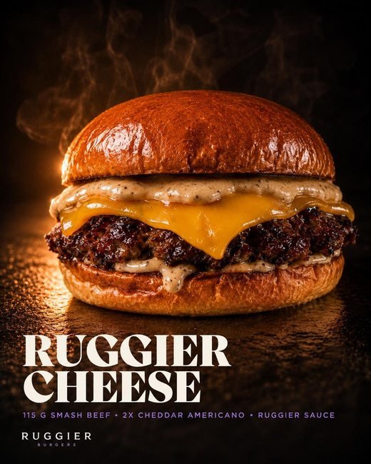 Cartel de la Ruggier Cheese: burger con cheddar fundido y Ruggier Sauce sobre fondo negro